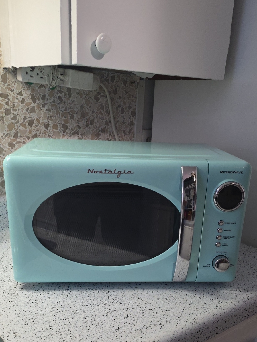 Nostalgia NRMO11AQ6A 1000 Watt Power Retro Countertop Microwave Oven